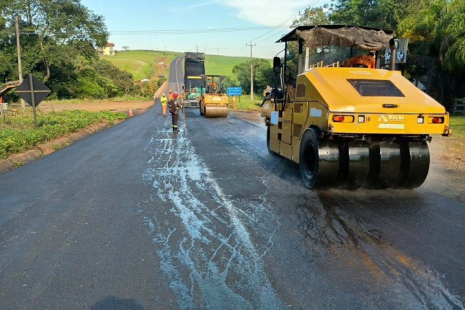 Der pr reforca pavimento da rodovia pr 566 em Itapejara d’Oeste