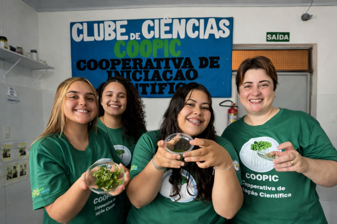 Rede de clubes de ciência impulsiona o protagonismo feminino escolar