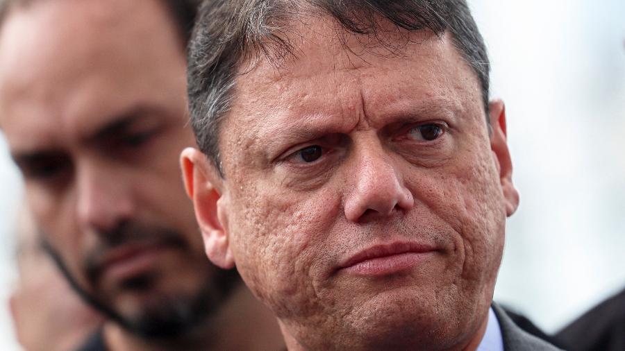 Tarcísio de Freitas critica desfile da Acadêmicos de Niterói e ironiza ausência da Lava Jato