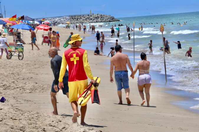 Bombeiros intensificam ações preventivas com distribuição de pulseirinhas no litoral do Paraná