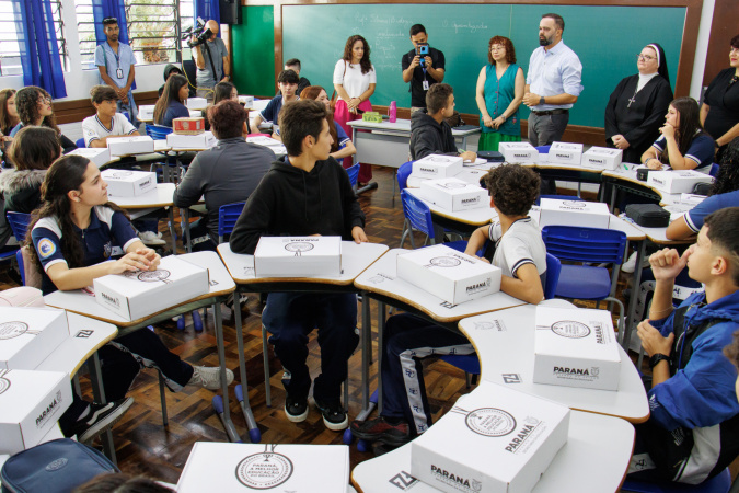 Volta às aulas no Paraná traz mais matemática, inteligência artificial e novos professores