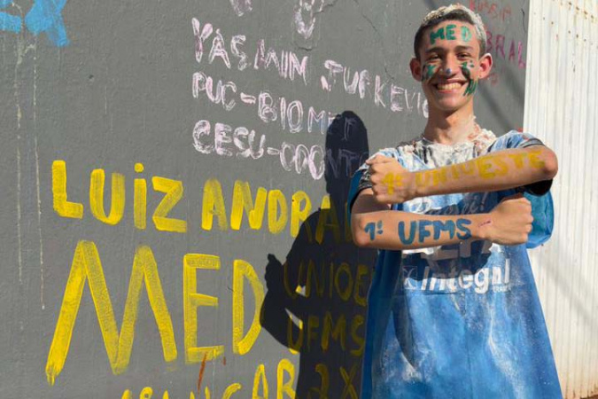 Aluno da rede pública conquista primeiro lugar em medicina federal após intercâmbio internacional