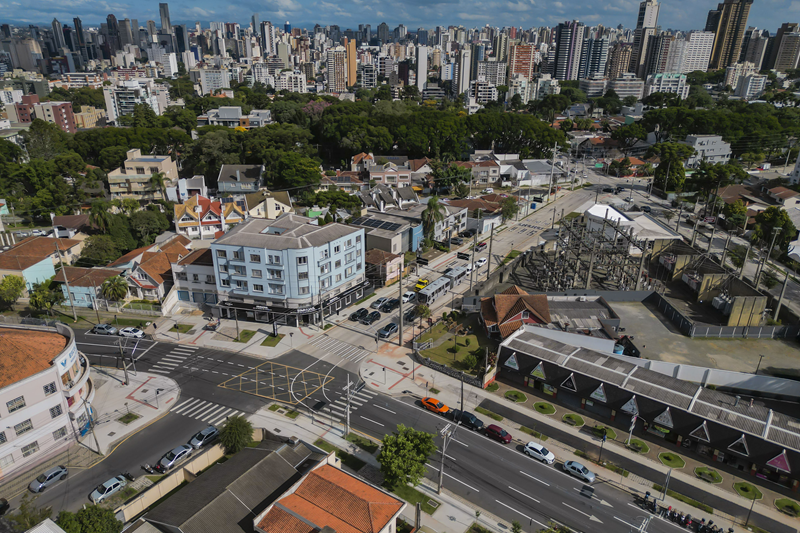 Prefeito Eduardo Pimentel entrega 404 moradias e lança novo Curitiba app em março