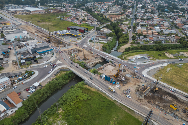 Estreitamento de pista na avenida Victor Ferreira do Amaral avança construção do viaduto Curitiba-Pinhais