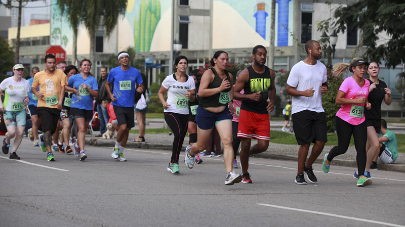 Corridas de rua Curitiba 2026 iniciam com entrega de kits nesta quinta