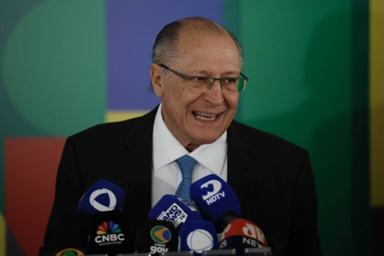Alckmin confirma saída do Ministério da Indústria para disputar eleições em abril