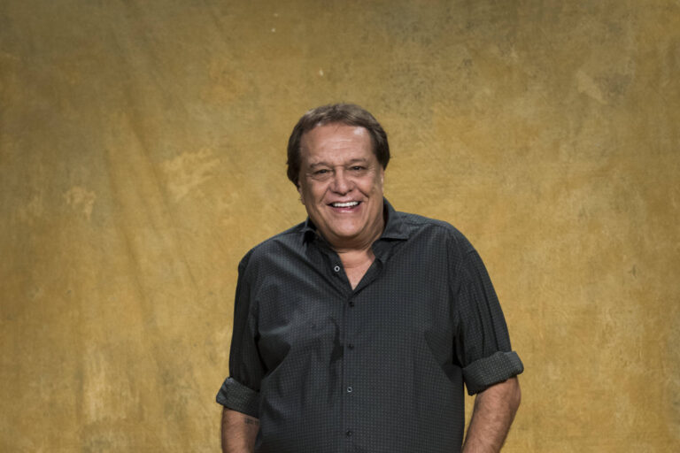 Velório de Dennis Carvalho ocorre com cerimônia familiar restrita no Rio de Janeiro