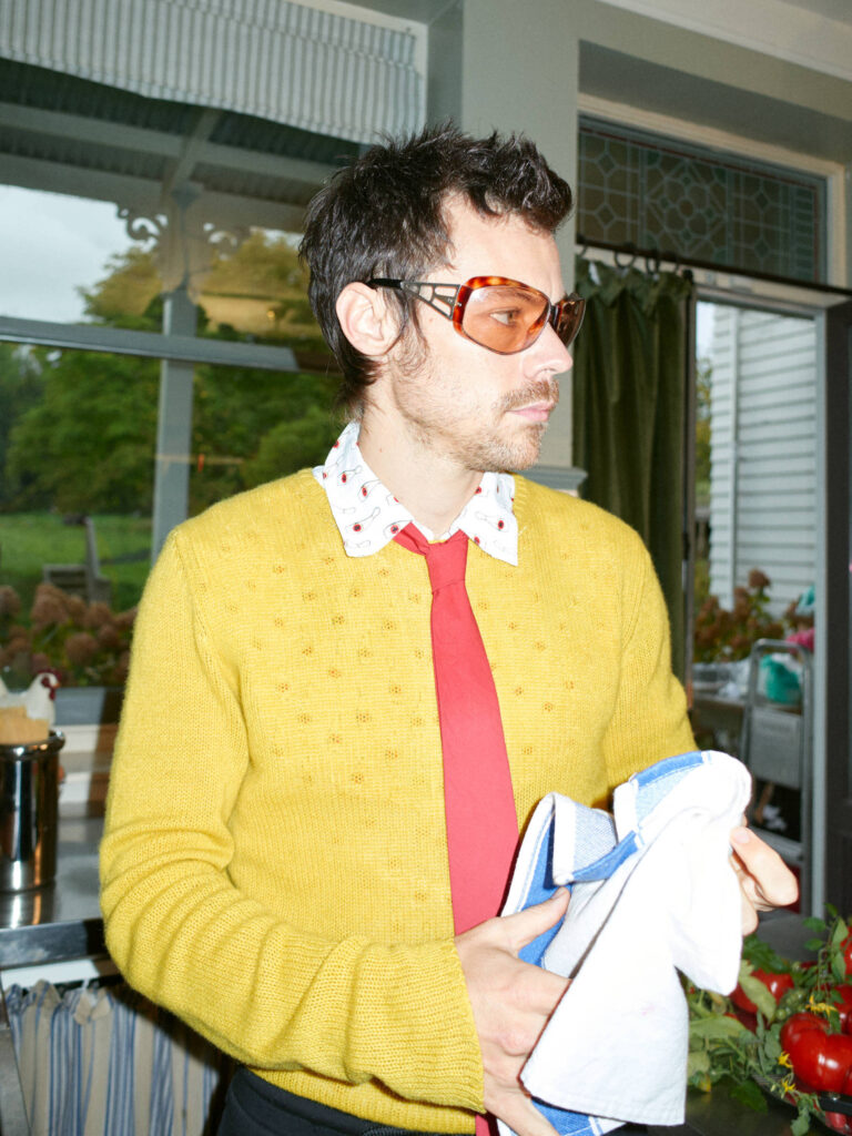 harry styles lança álbum com sonoridade dançante e influências marcantes