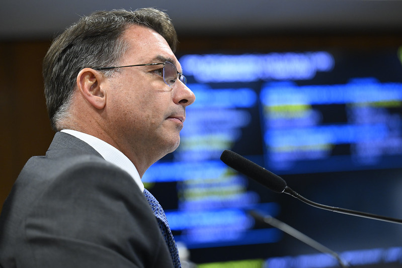 Flávio Bolsonaro apresenta nomes para STF e avalia indicação de Rodrigo Pacheco