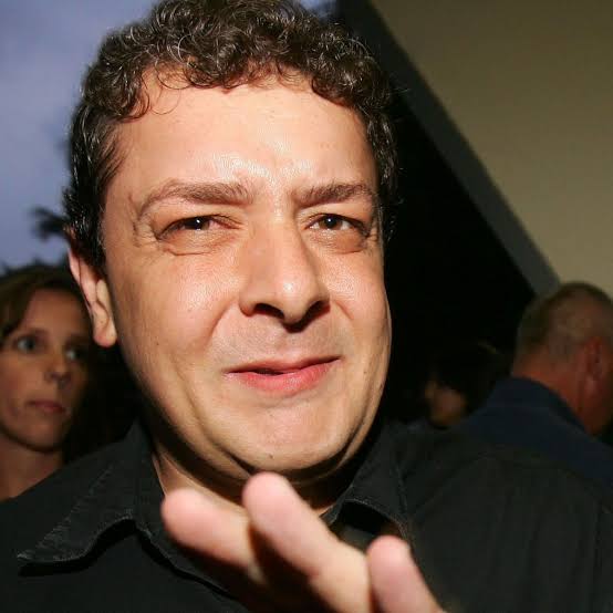 Viagem, favores e silêncio conveniente