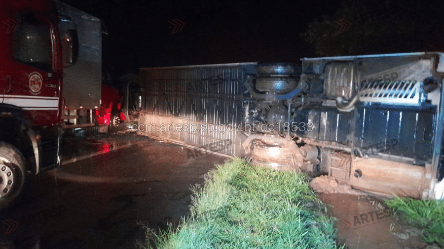 Ônibus tomba na rodovia Washington Luís e deixa 12 feridos em Uchoa