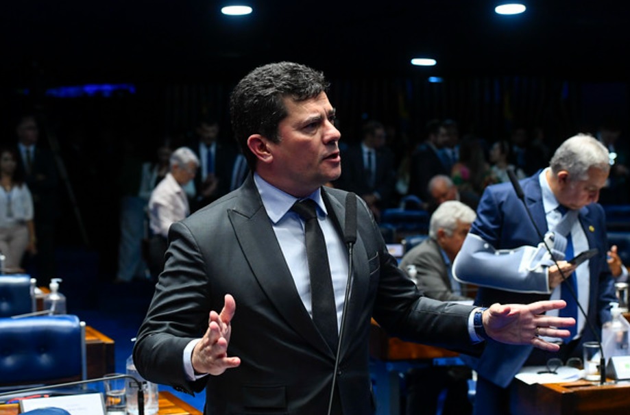 Sergio Moro sugere adiar indicação ao STF para próximo presidente e enfrenta críticas de senador do PT