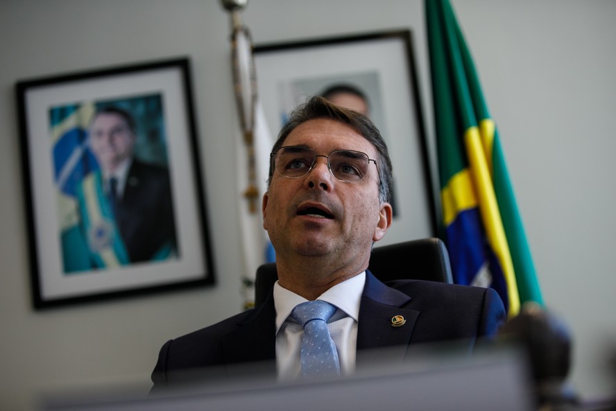 Flávio Bolsonaro denuncia juros extorsivos e alerta para colapso nos investimentos