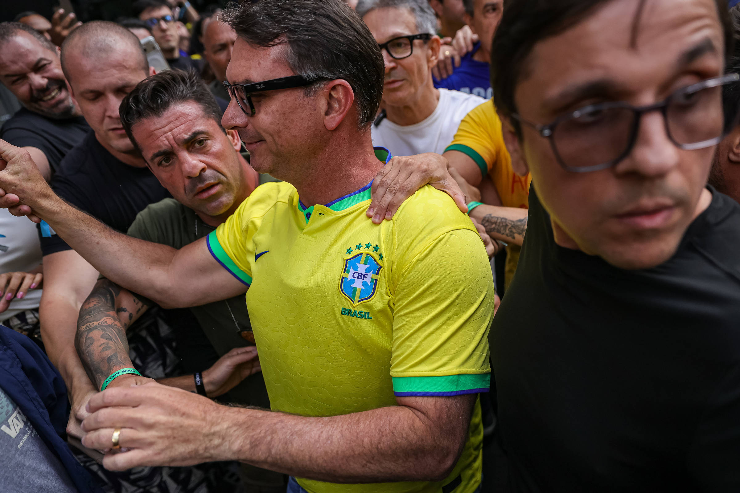 Flávio Bolsonaro reforça que Pix é patrimônio nacional e abre diálogo com EUA e China