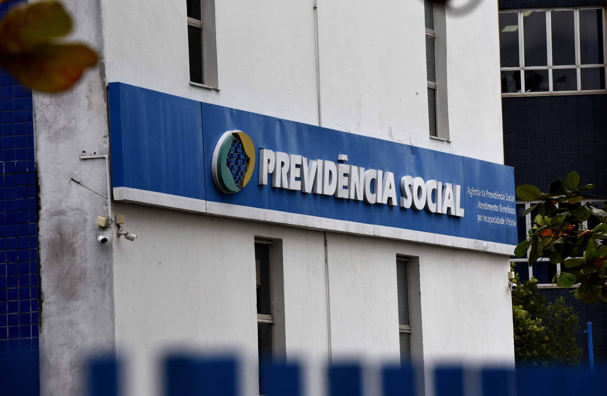 Aposentados começam a receber primeira parcela do 13º pelo INSS