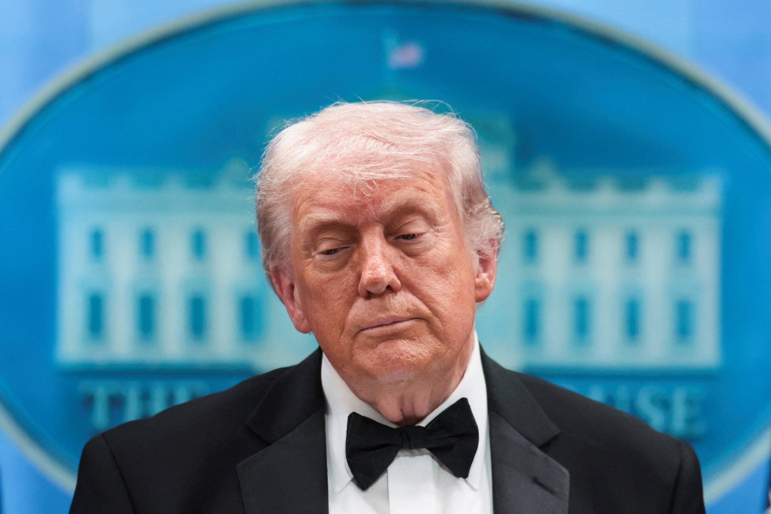 Donald Trump critica papa Leão XIV por posição sobre armas nucleares do Irã