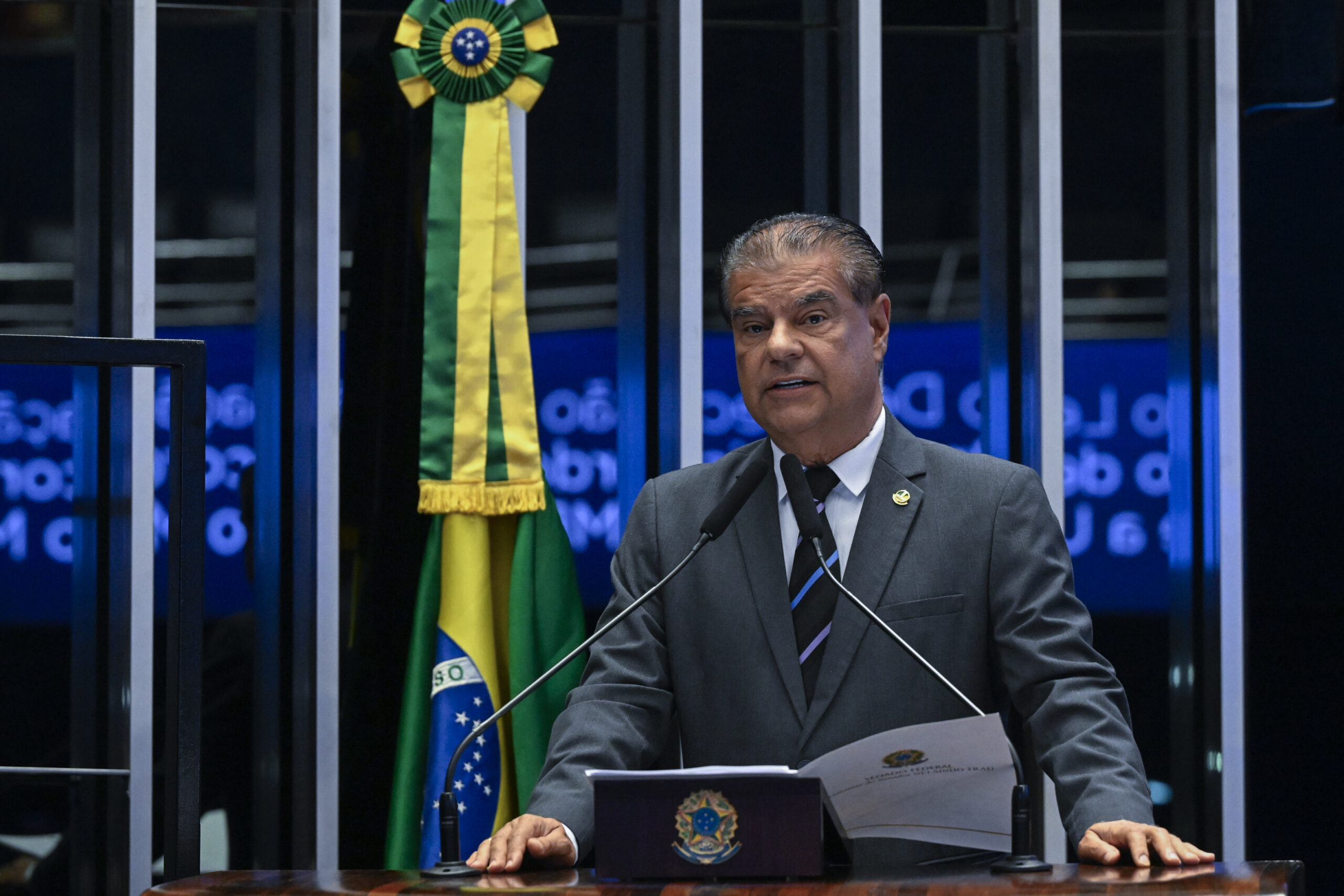 Senador Nelsinho Trad propõe tornar assessor de Trump persona non grata no Brasil