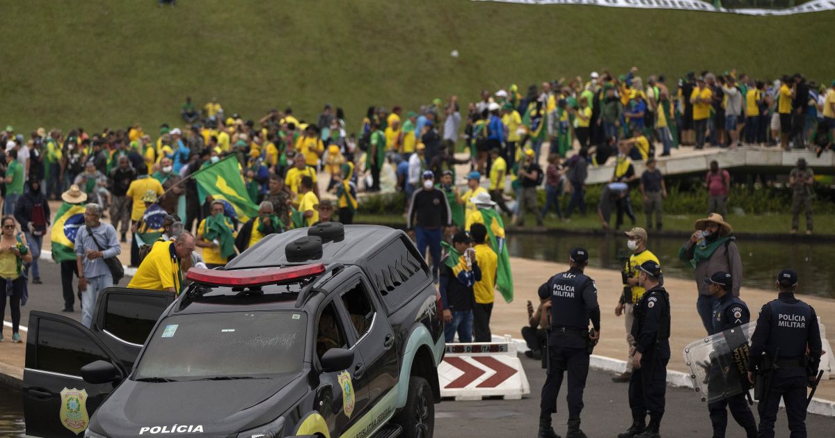 Alexandre de Moraes autoriza prisão domiciliar para idosos presos pelo 8 de janeiro