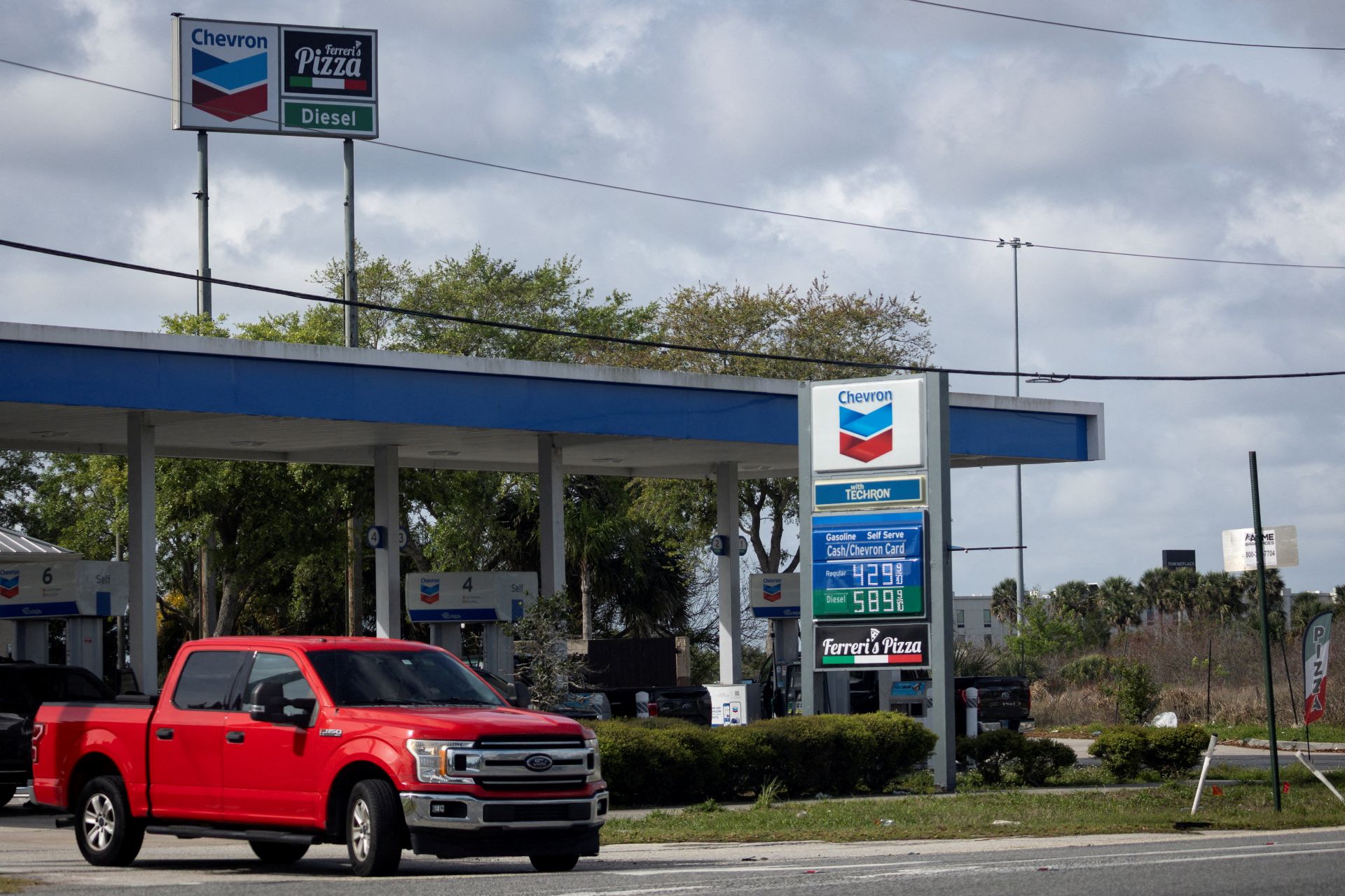 Preço da gasolina nos EUA sobe 37,8% com impacto da guerra no Irã
