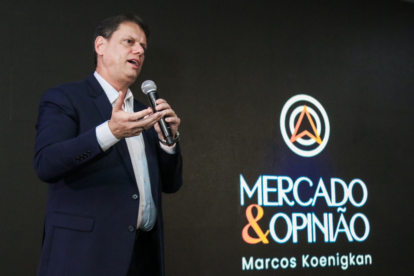 Tarcísio de Freitas minimiza queda de aprovação e destaca momento específico