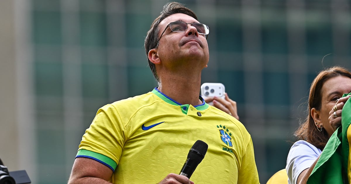 Flávio Bolsonaro critica gasto de R$ 350 milhões em cruzeiros para COP30