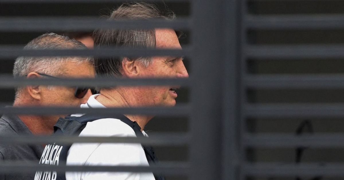 Bolsonaro completa um mês em prisão domiciliar por razões humanitárias