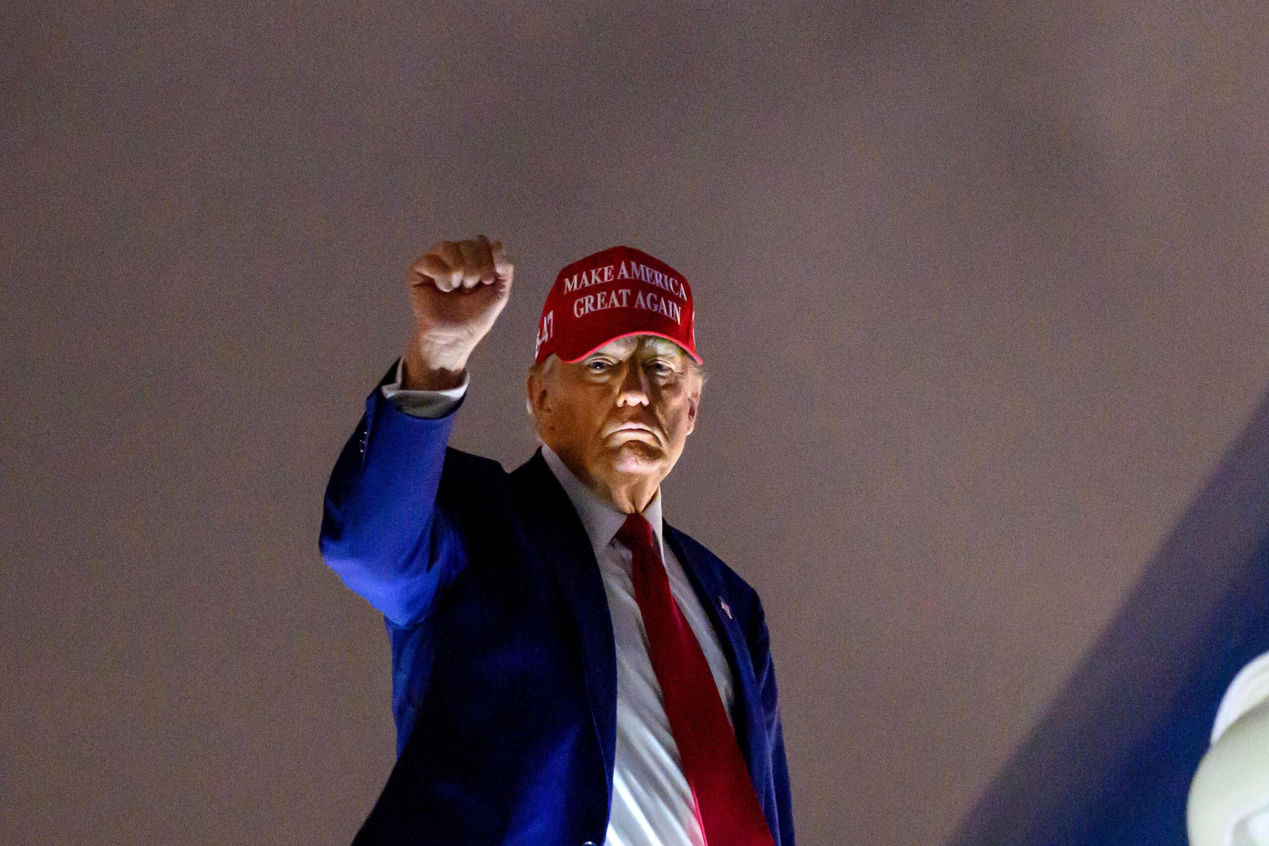 Trump impõe paciência estratégica e endurece pressão militar contra o Irã