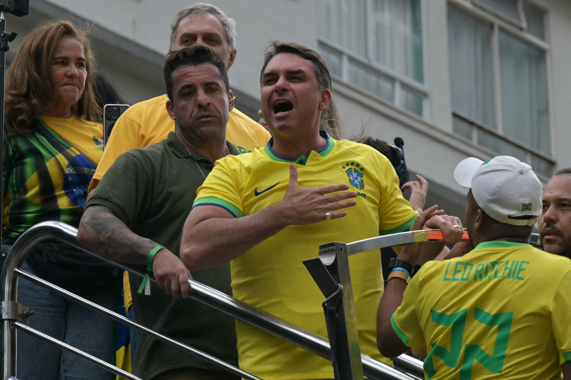 Flávio Bolsonaro expõe ativismo judicial do STF e defende Romeu Zema