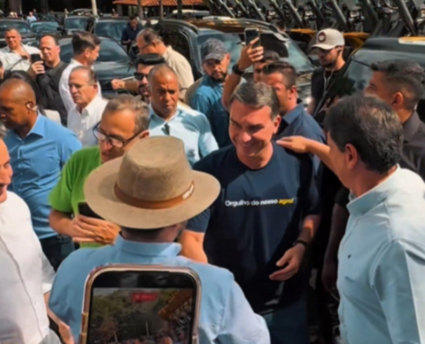 Flávio Bolsonaro sinaliza aproximação com MDB durante Agrishow