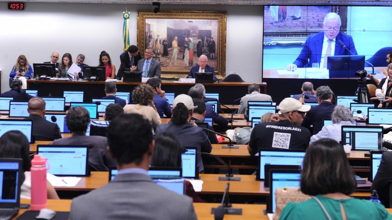CCJ da Câmara aprova parecer favorável à PEC que extingue escala 6×1