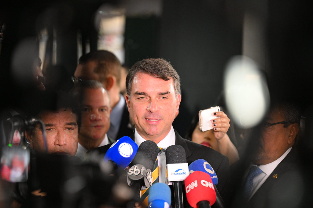 Flávio Bolsonaro encerra agenda nos EUA no dia da chegada de Lula para encontro com Trump