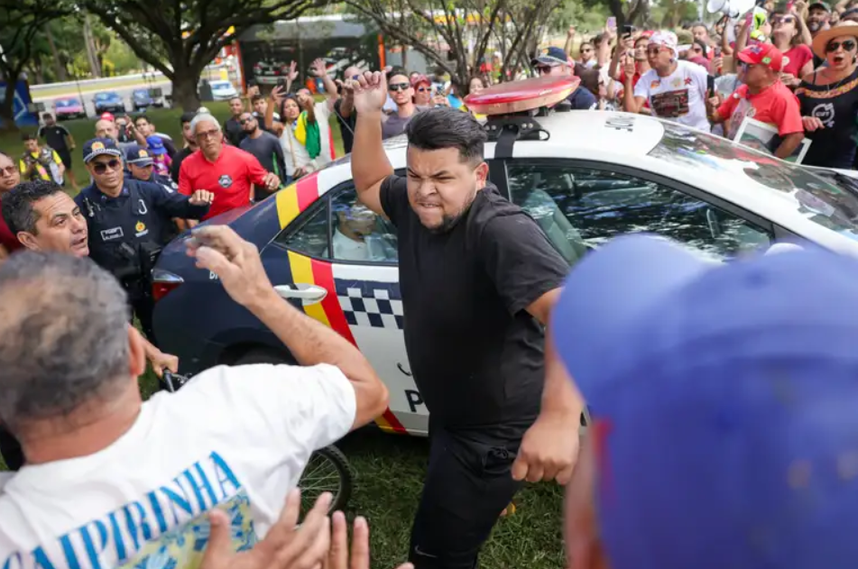 Boneco de Bolsonaro provoca conflito em atos de 1º de maio no DF e SP