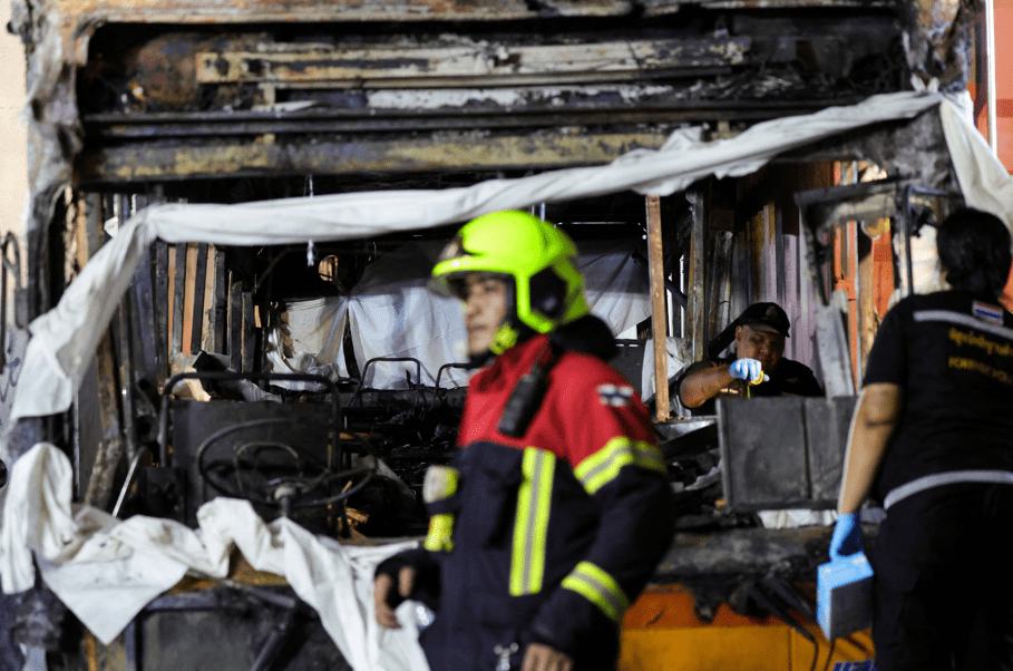 Acidente entre trem de carga e ônibus em Bangcoc deixa oito mortos e dezenas de feridos