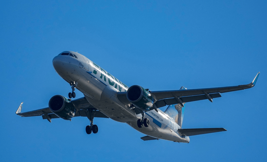 Jato da Frontier atinge pedestre e causa morte em aeroporto de Denver
