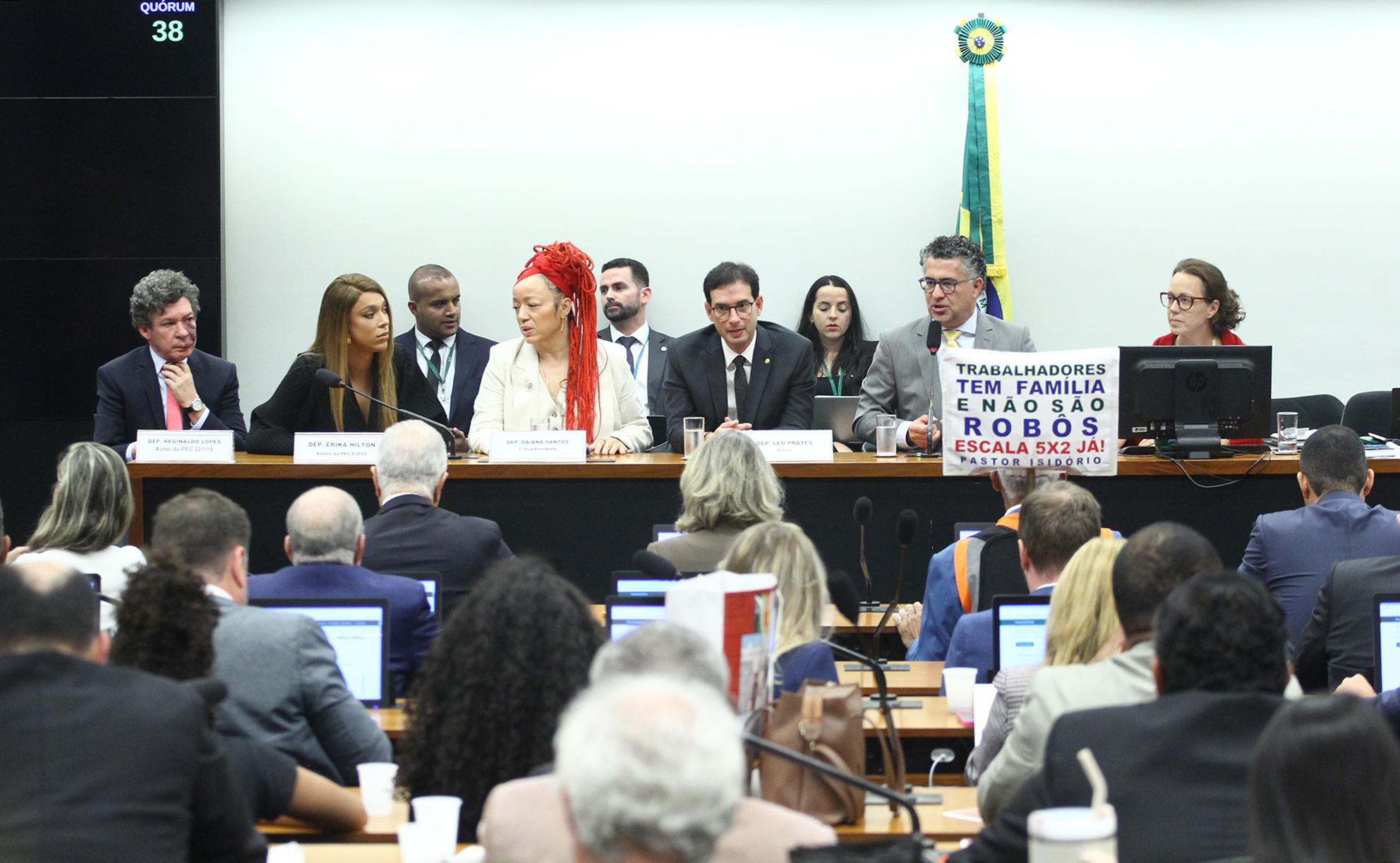Relatório da PEC pelo fim da 6×1 cria superfuncionário sem controle de jornada