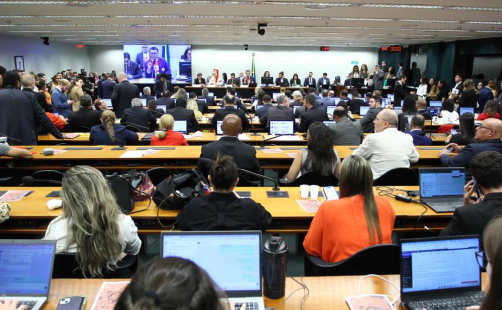 Câmara autoriza votação da PEC da escala 6×1 em sessão relâmpago