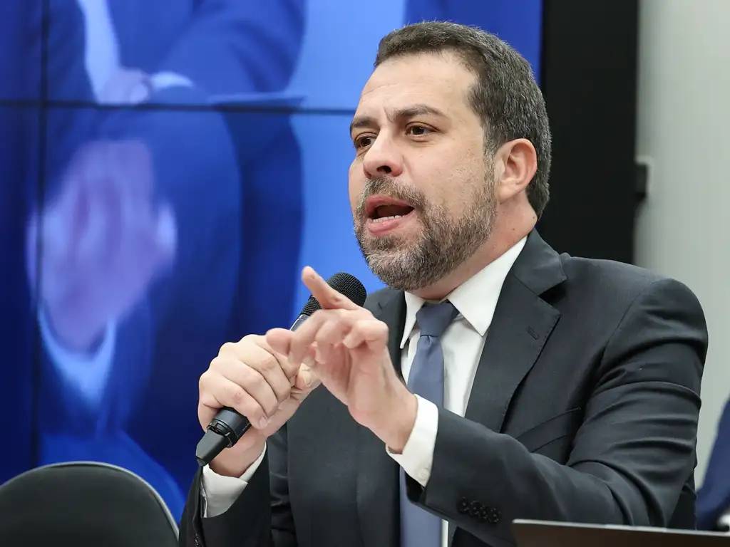 Boulos acusa Alcolumbre de travar PEC do fim da escala 6×1 e ameaça reação social