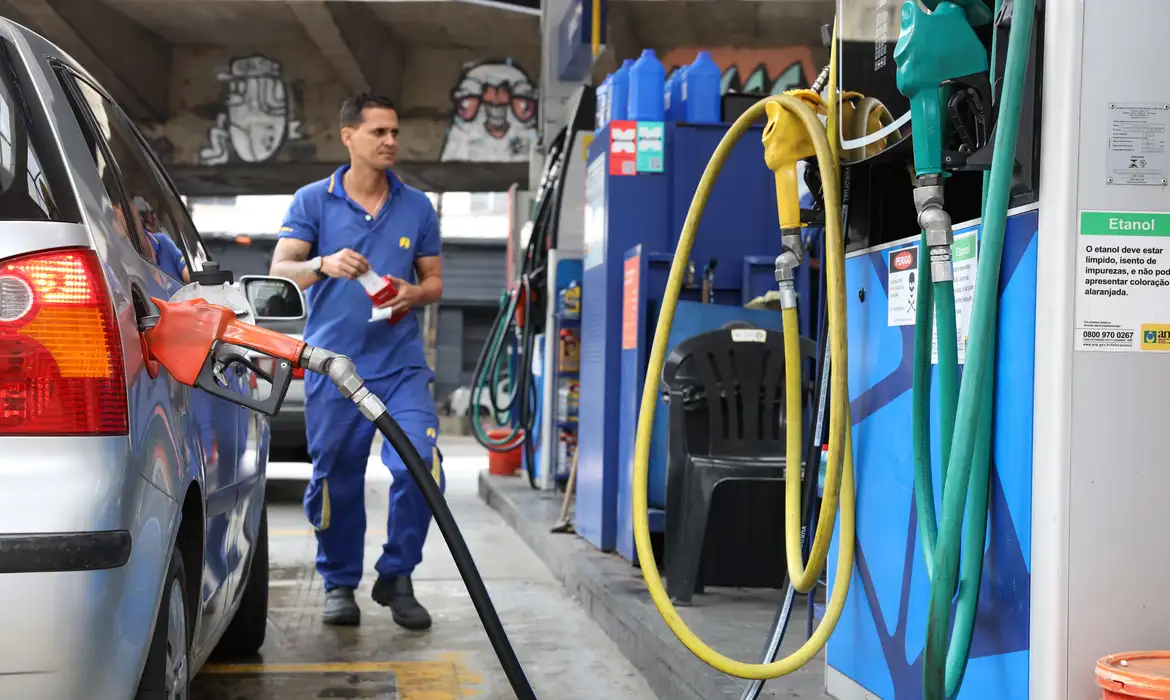 Governo libera R$ 550 milhões para sustentar importação de diesel