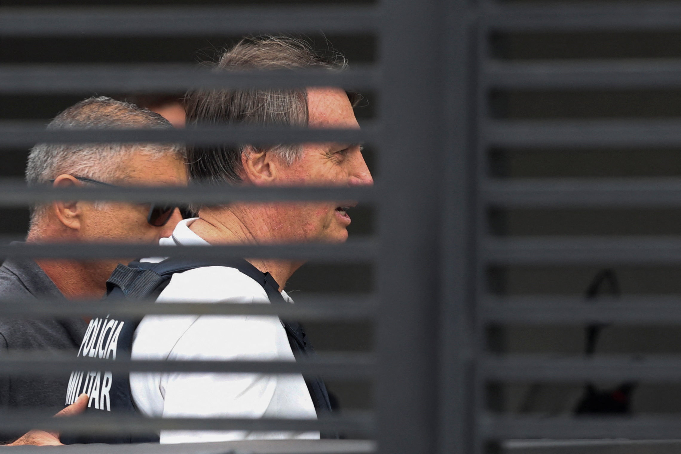 Bolsonaro enfrenta crise persistente de soluços há sete dias, aponta boletim médico