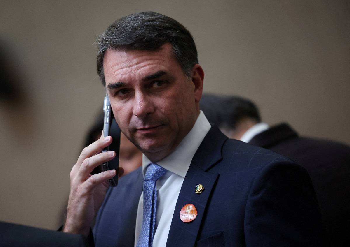 Flávio Bolsonaro tenta apagar fogo com live em defesa das mulheres após desgaste com Michelle