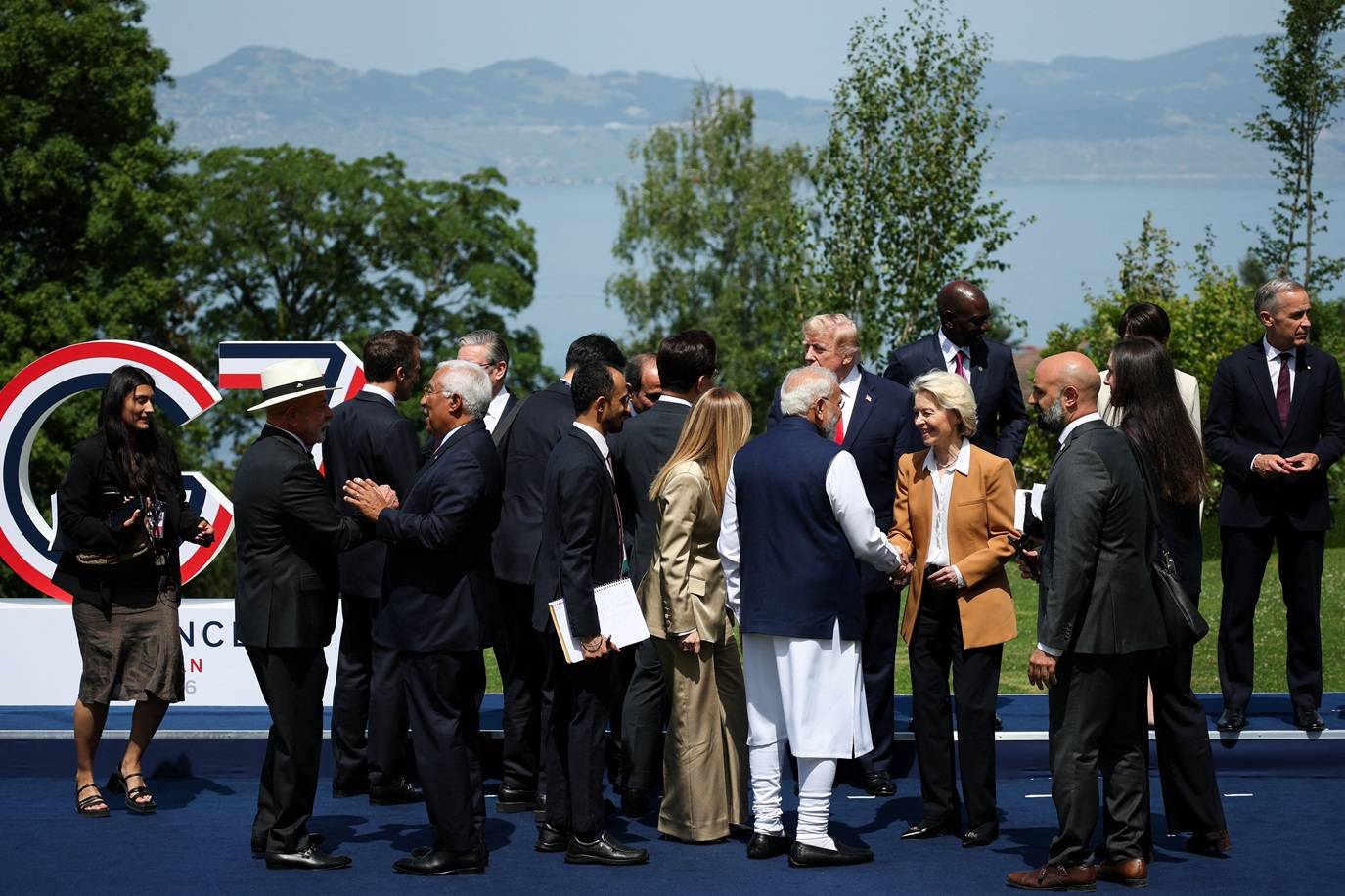 Lula participa da foto oficial do G7 ampliado e evita contato com Trump