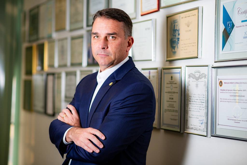 Flávio Bolsonaro denuncia vingança pessoal de Moraes contra Eduardo no STF