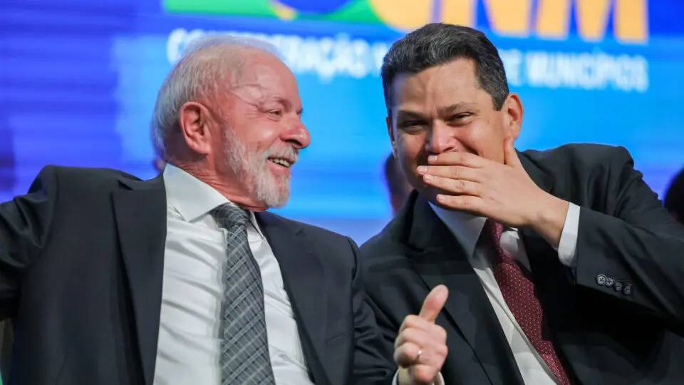 Alcolumbre pressiona Lula com pauta-bomba enquanto evita encontro decisivo