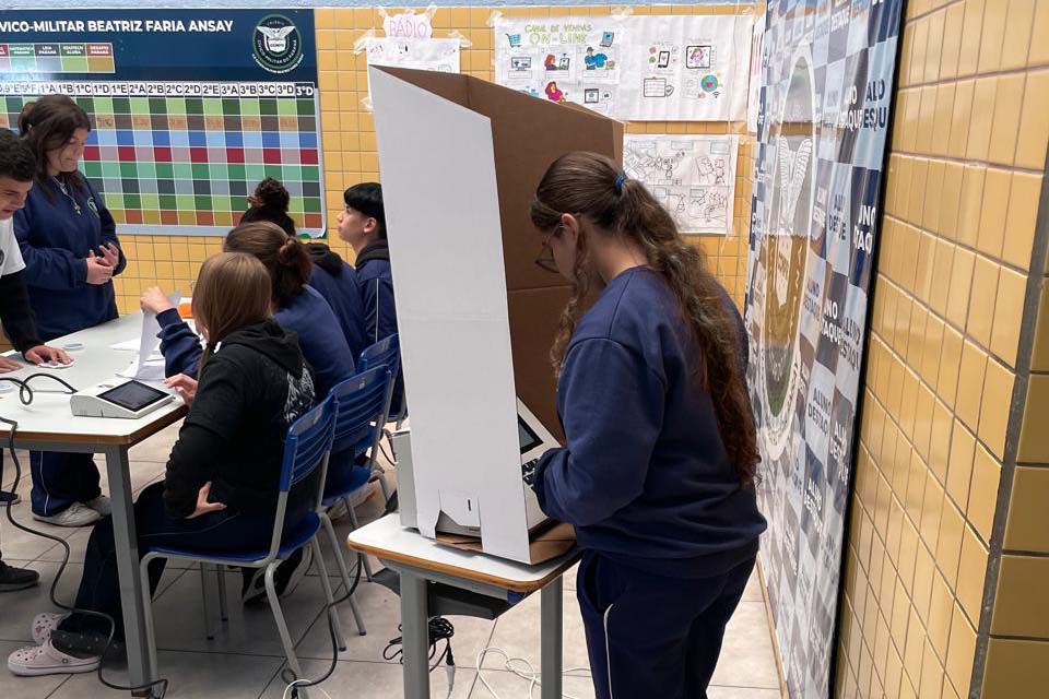 Parlamento Jovem diplomata vereadores mirins em 64 cidades do Paraná