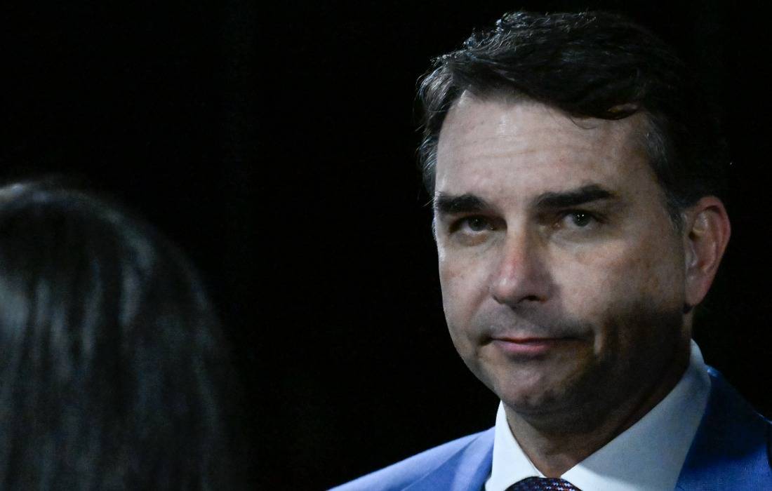 Flávio Bolsonaro Rebate Aliado e Exclui Paulo Figueiredo de Campanha