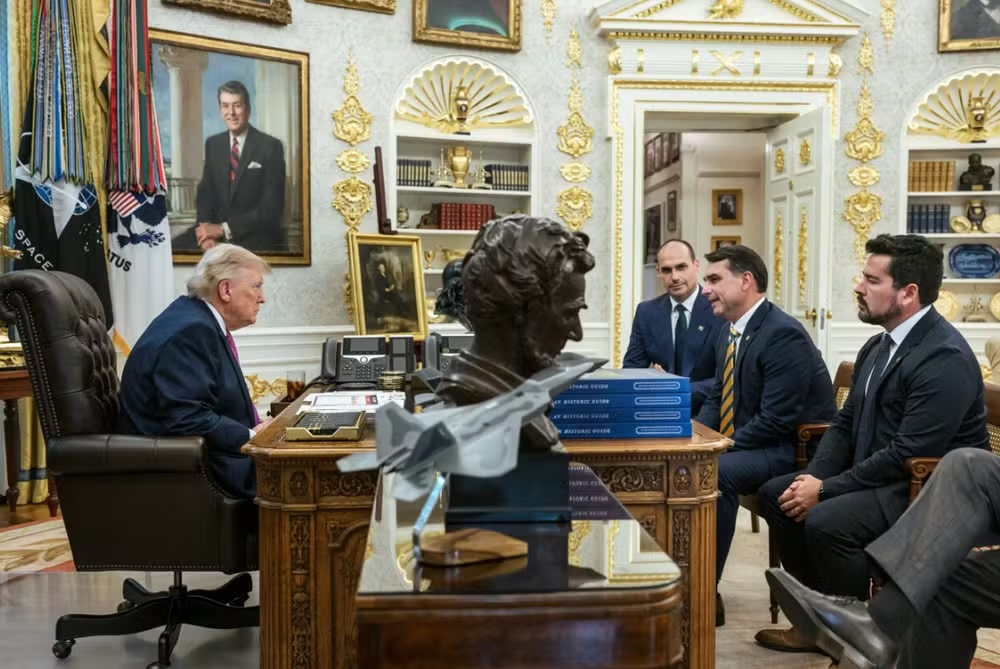 Trump manifesta apoio a Flávio Bolsonaro em meio a tensões comerciais