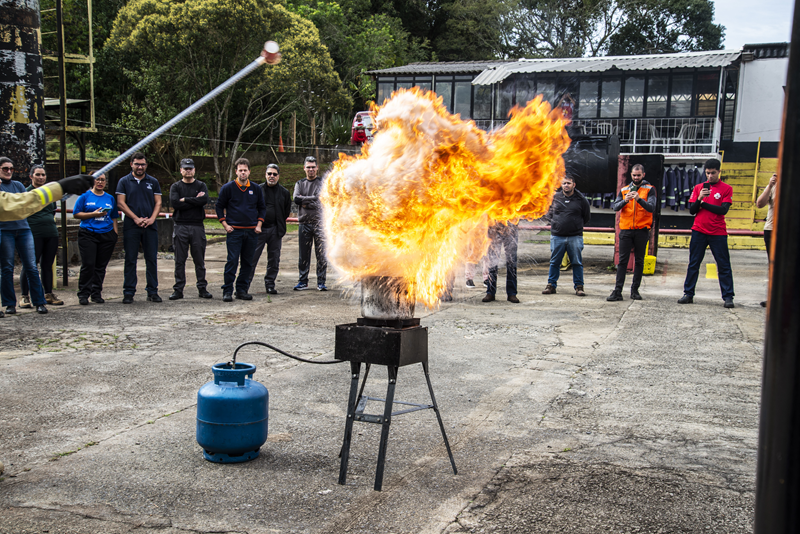 Defesa Civil fortalece Curitiba com curso contra incêndios e riscos do gás de cozinha