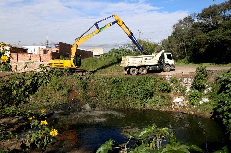 Prefeitura de Curitiba testa escavadeira para acelerar limpeza de rios