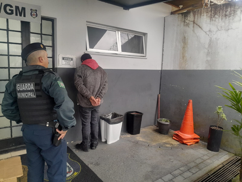 Guarda Municipal de Curitiba desmantela furto e ameaça com faca em transporte público