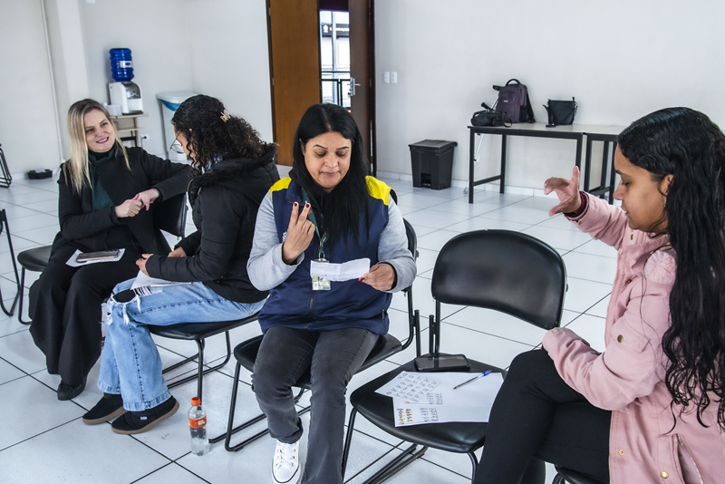 Prefeitura de Curitiba leva curso de Libras para servidores nas regionais